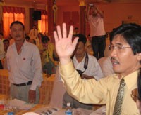 Ông Tạ Xuân Thọ, Tổng giám đốc BBT, rời phiên họp để phản đối việc đại diện Công ty Dệt May Gia Định không thông qua kế hoạch phát hành cổ phiếu riêng lẻ bán cho đối tác chiến lược. 