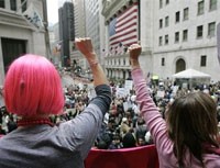 Dân Mỹ đã tổ chức những cuộc tuần hành qua thị trường phố Wall - trái tim tài chính thế giới - cũng như qua các trung tâm tài chính đầu não của Mỹ để phản đối kế hoạch giải cứu thị trường c�