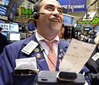 Chứng khoán Mỹ lại tiếp tục tăng điểm mạnh phiên đầu tuần - Ảnh: AP.
