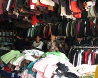 Từ góc độ hàng thanh lý, giá thu mua tại nhà máy và các đầu mối lớn có khi rẻ bằng tiền công may.