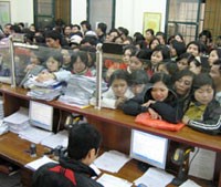 Trong phòng tiếp nhận hồ sơ luôn thấy có mấy trăm người đứng chen chúc.
