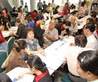 Hàng trăm khách ngồi chờ làm hồ sơ đặt cọc mua nhà của Phú Mỹ Hưng.