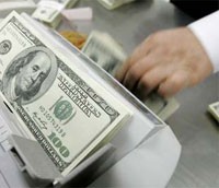 Trong bối cảnh nền kinh tế toàn cầu mang đặc điểm nổi bật là sự thiếu hụt cả niềm tin lẫn vốn, với hoạt động đầu tư và cho vay khắp nơi ngưng trệ, việc các dòng tiền dịch chuyển về phía n�