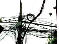 Một chiếc cột điện phải cõng trên mình chừng này búi dây.