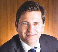 Ông Tom McClelland.