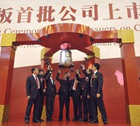 Đại diện các doanh nghiệp niêm yết tại ChiNext đánh chuông mở màn phiên giao dịch đầu tiên tại sàn này - Ảnh: Reuters.