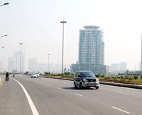 Theo ông Toàn, hạ tầng, các trục lộ giao thông là việc tiên quyết và phải làm đầu tiên để giảm thiểu ách tắc. Ảnh đường Láng - Hòa Lạc.