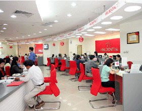 Khách hàng giao dịch tại Prudential. Ảnh: Báo Công thương
