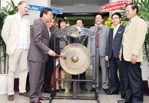 Ông Phan Ngọc Diệp, Phó Chủ tịch Ban đại diện Quỹ đầu tư VFA đánh cồng khai trương phiên giao dịch đầu tiên CCQ VFMVFA ngày 9/8/2010 tại sàn HOSE