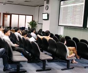 Từ khi Luật Chứng khoán ra đời, đã 4 năm qua vẫn không có một văn bản hướng dẫn nào về việc cho NĐT vay tiền, vay chứng khoán được ban hành - Ảnh: Đức Thanh