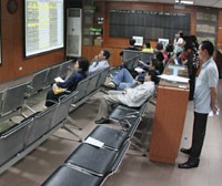 Không niêm yết đúng thời hạn sẽ bị phạt tiền, DN có thể bị phạt tới 100 triệu đồng - Ảnh minh họa: Hoài Nam