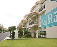 Giá “mềm” và sự ra đời của nhiều dự án hạ tầng giao thông đã hấp dẫn các nhà đầu tư bất động sản - Ảnh: Hoài Nam