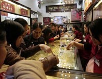 Giao dịch tấp nập tại một doanh nghiệp vàng ở Hà Nội, ngày 20/12 - Ảnh: Reuters