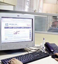 Hầu hết ngân hàng không thu phí đăng ký dịch vụ, phí thường niên hay phí đổi mật khẩu
