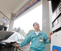 Giá dầu thô giảm mạnh, giải toả áp lực tăng giá xăng dầu trong nước - Ảnh: Hoài Nam