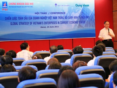Hội thảo "Chiến lược toàn cầu trong bối cảnh kinh tế hiện nay”. Ảnh Quang Sơn