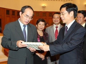 Phó Thủ tướng Nguyễn Thiện Nhân và ông Đoàn Duy Khương, Phó Chủ tịch VCCI, Chủ tịch VBCSD tại buổi tiếp. (Ảnh: Trọng Đức/TTXVN)