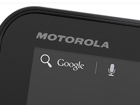 Google trở nên mạnh mẽ hơn trong trận chiến với Apple sau khi sát nhập Motorola Mobility. Ảnh: CNN