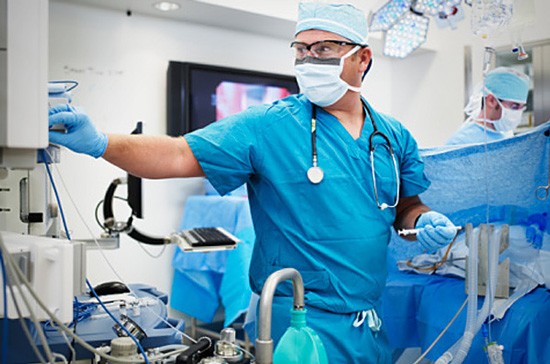 Nghề bác sỹ, bác sỹ phẫu thuật đòi hỏi chuyên môn cao và khả năng chịu đựng tốt về tâm lý, nên thu nhập đứng đầu bảng ở Mỹ - Ảnh: CNBC.