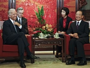 Thủ tướng Trung Quốc Ôn Gia Bảo Ôn Gia Bảo đã có cuộc gặp với Phó Tổng thống Mỹ Joe Biden (trái) ngày 19/8. (Nguồn: AFP/TTXVN)