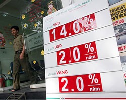 Các ngân hàng đã niêm yết mức lãi suất huy động 14% sau khi Ngân hàng Nhà nước đưa ra các biện pháp mạnh
