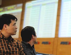 Tiền sẽ vào cổ phiếu khi vàng bị bán tháo?