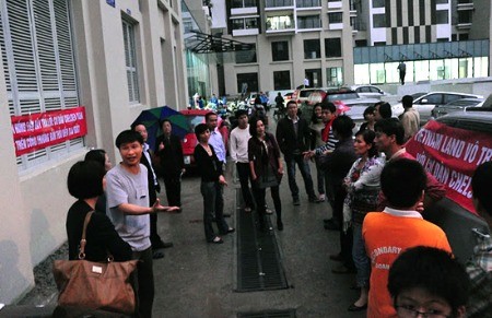 Các cư dân tại chung cư Chelsea Park tập trung phản đối và tố cáo các sai phạm của chủ đầu tư.