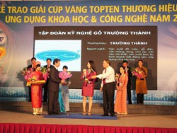 Bà Ngô Thị Hồng Thu, Phó tổng giám đốc TTF đại diện Công ty nhận Cup