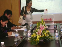 Khách hàng bỏ phiếu trả giá mua căn hộ Petro Vietnam Landmark trong buổi đấu giá sáng 11/11 tại Hà Nội - Ảnh: Nguyễn Minh