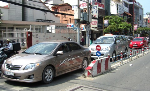 Theo UBND TP, việc tăng phí trước bạ đối với ôtô sẽ góp phần hạn chế tăng xe cá nhân và kéo giảm ùn tắc giao thông