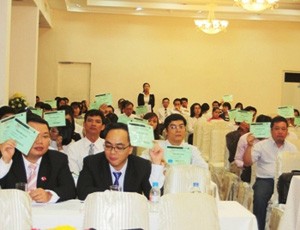 Mùa ĐHCĐ: Cần những cú siết tay