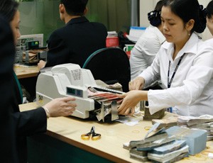 Với trần lãi suất huy động 12%, lãi suất cho vay tối đa của các TCTD từ ngày 8/5 sẽ được hạ xuống 15%/năm thay vì từ mức phổ biến 17-19%/năm như hiện nay