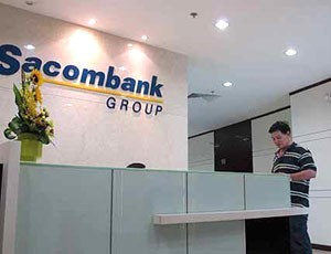 Ông T.V.P được mời đến Sacombank làm việc chiều 30/5. Ảnh: NLĐ