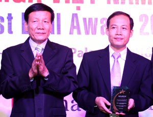 TS. Nguyễn Anh Tuấn, Tổng Biên tập Báo Đầu tư, Trưởng Ban tổ chức M&A 2012 trao danh hiệu Nhà tư vấn M&A Tiêu biểu nhất Việt Nam năm 2011-2012 cho đại diện VCSC