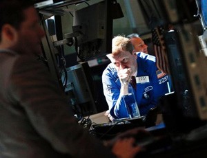 Dữ liệu quản lý sản xuất yếu kiến đà tăng của phố Wall bị chặn lại - Ảnh: Reuters