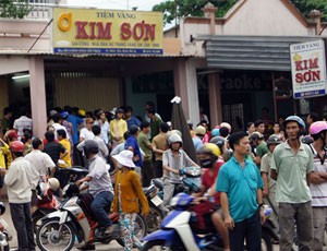 Hàng trăm người kéo đến yêu cầu tiệm vàng phải thu mua lại sản phẩm vì nghi ngờ vàng giả