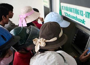 “Ông lớn” bỏ thu phí ATM vì… kinh tế suy thoái