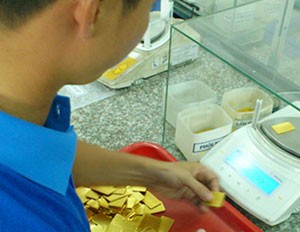 Vàng SJC móp méo lại bị ép giá