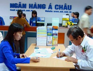 Trong bối cảnh kinh tế khó khăn, nhiều doanh nghiệp giảm nhân sự, ngân hàng Á Châu cam kết không sa thải nhân viên (Ảnh minh họa).
