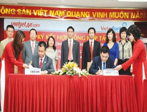VietinBank ký kết hợp tác với VietjetAir