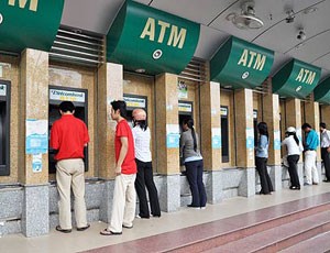 Người tiêu dùng đã phải chi trả hàng nghìn tỷ đồng thuộc dạng "phí atm"