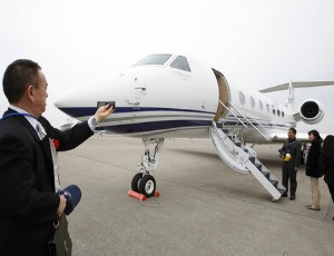 Một người khách đang chụp hình chiếc máy bay riêng Guflstream G550 tại phi trường quốc tế Narita, Nhật