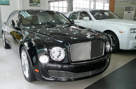 Siêu xe Bentley Mulsanne trưng bày trong một showroom ở Sài Gòn.