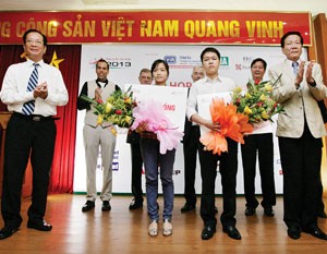 Ban tổ chức trao học bổng toàn phần cho một số sinh viên học giỏi có hoàn cảnh khó khăn