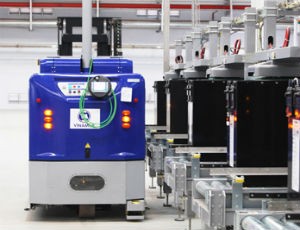 Robot đang tìm những bình ắc quy đã được sạc đầy để tự thay thế khi năng lượng gần cạn