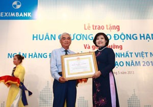 Chủ tịch HĐQT Eximbank nhận huân chương lao động hạng Ba