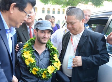 Ông Lê Phước Vũ, Chủ tịch HSG, đại diện Ban tổ chức đón Nick - Ảnh: Tuổi trẻ