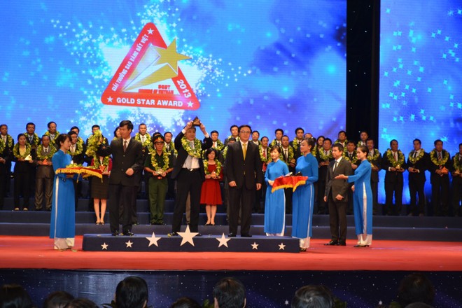 ông Bùi Xuân Thu, Phó tổng giám đốc PTI nhận giải Sao vàng đất Việt 2013
