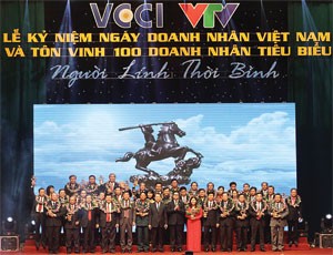 Vinh danh 100 doanh nhân tiêu biểu 