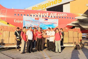 Đại diện VietjetAir bàn giao hàng hóa cứu trợ tại Manila